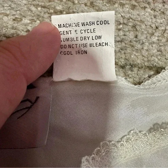 Vintage 90’s White lace cami top with floral design size small - Picture 5 of 14